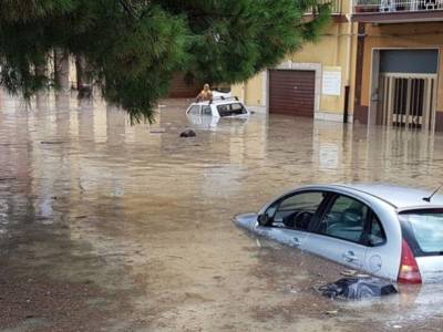 Италия страдает от наводнений: перекрыты дороги и отменены поезда - unn.com.ua - Украина - Киев - Италия - Рим