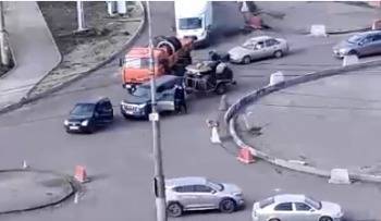 На видео попала драка двух водителей в салоне внедорожника на кольце в Вологде - vologda-poisk.ru - Вологда