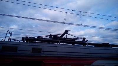 Поезд с зацепером на крыше остановили на станции Славянский бульвар - vm.ru - Санкт-Петербург