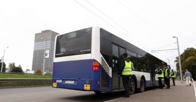 Контролеры Rīgas satiksme за месяц высадили из общественного транспорта 1011 пассажиров без масок - rus.delfi.lv - Латвия