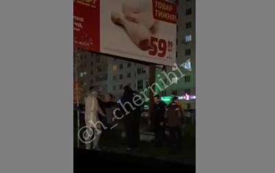 Появилось новое видео нападения на полицейских в Чернигове - korrespondent.net - Украина - Нападение