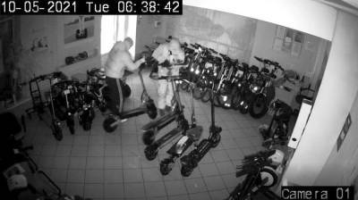 В Воронеже сняли на видео кражу электросамокатов из магазина - vestivrn.ru - Воронеж