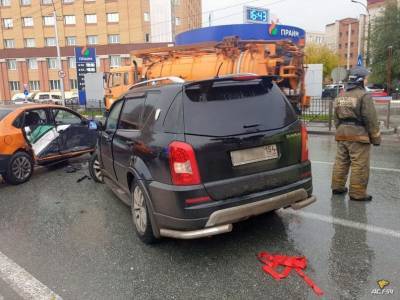В Железнодорожном районе Новосибирска пьяный водитель седан Volkswagen Polo спровоцировал аварию - sib.fm - Новосибирск - район Железнодорожный, Новосибирск