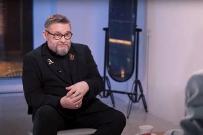 Александр Васильев - Историк моды Александр Васильев показал приемы для создания вытянутого силуэта - vm.ru