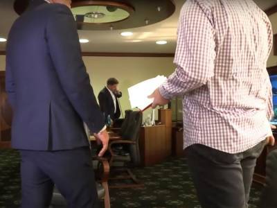 "Володь, вырубы его". "Схемы" восстановили видео нападения работников "Укрэксимбанка" на съемочную группу - gordonua.com - Украина - ДНР