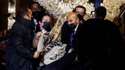 Протестующие против изменения климата сорвали шоу Louis Vuitton в Париже - iz.ru - Израиль - Франция - Париж