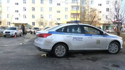 В Ноябрьске, во дворе жилого дома, водитель машины сбил женщину с коляской - znak.com - Ноябрьск