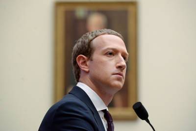 Марк Цукерберг - Эдвард Сноуден - Цукерберга уличили в попытке представить Facebook жертвой после глобального сбоя - lenta.ru