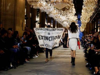Louis Vuitton - Эко-активисты ворвались на показ Louis Vuitton в Париже - unn.com.ua - Украина - Киев - Франция - Париж