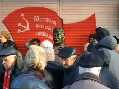 Иосиф Сталин - «Если был бы я директор, я бы время не терял»: в одной из школ Красноярска День учителя прошел под портретом Сталина (видео) - rosbalt.ru - Красноярск