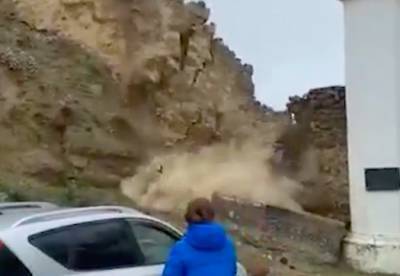 В Дагестане из-за дождей рухнула стена крепости XIX века — видео - eadaily.com - Махачкала - респ. Дагестан