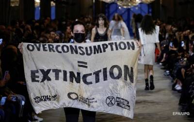 Бернар Арно - Louis Vuitton - На показ Louis Vuitton ворвались экоактивисты - korrespondent.net - Украина - Франция - Париж