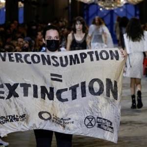 Бернар Арно - Louis Vuitton - В Париже на модный показ ворвались экоактивисты. Видео - reporter-ua.com - Франция - Париж