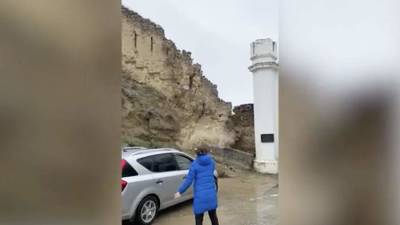 В дагестанском Гунибе стена крепости имама Шамиля рухнула из-за дождей - iz.ru - Израиль - респ. Дагестан - район Гунибский