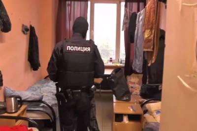 Около 400 мигрантов попали в отделение полиции Петербурга после очередного рейда - spb.mk.ru - Россия - Санкт-Петербург