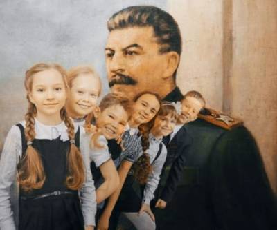 Иосиф Сталин - В школе Красноярска в День учителя прошел концерт на фоне портрета Сталина - argumenti.ru - Красноярск