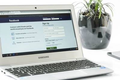 WSJ сообщил о приостановлении Facebook внедрения новых продуктов - mk.ru - США
