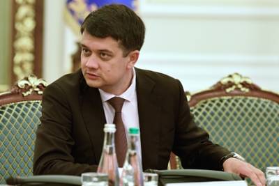 Владимир Зеленский - Дмитрий Разумков - Александр Корниенко - Спикер Рады обвинил главу партии Зеленского в шантаже - lenta.ru - Украина