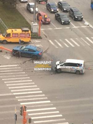 В Кемерове водитель иномарки после ДТП снёс светофор - gazeta.a42.ru - Кемерово