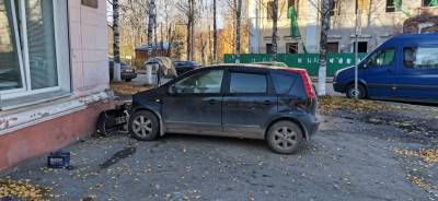 В Ухте водитель иномарки, пытаясь избежать столкновения, врезался в жилой дом - komiinform.ru