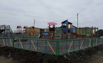 На Ямале 5-летнаяя девочка скончалась после падения качелей на новой детской площадке - znak.com - Россия - окр. Янао