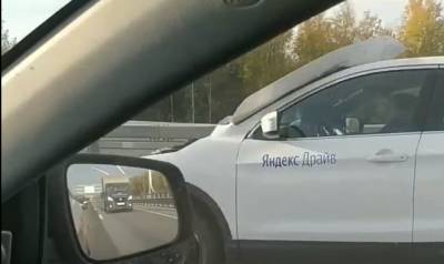 По ЗСД ехал каршеринг с открытым капотом, полностью заслонившим обзор водителя – видео - ivbg.ru - Украина - Санкт-Петербург