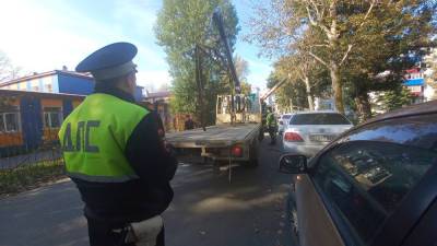 18 неправильно припаркованных автомобилей эвакуировали из центра Южно-Сахалинска - sakhalin.info - Россия - Сахалинская обл. - Южно-Сахалинск