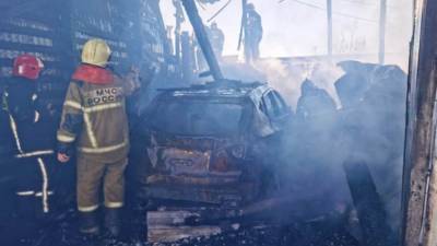 На Уралмаше шесть машин сгорели вместе с автосервисом, чуть не взорвался газ (ФОТО) - newdaynews.ru - Свердловская обл.