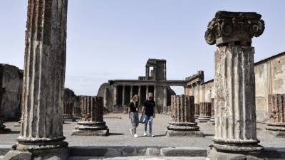 Руководство музея в Помпеях бьет тревогу из-за алчных туристов - 5-tv.ru - Италия