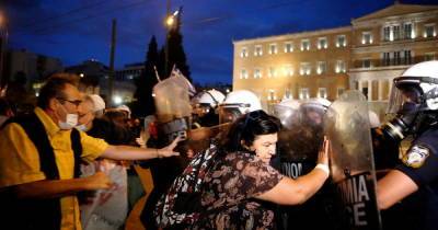 В Греции тысячи учителей разгоняли дубинками на акции протеста - ren.tv - Греция