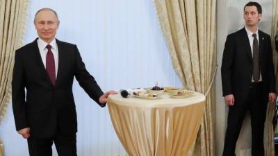 Владимир Путин - Дмитрий Песков - Песков заявил, что «проставляться» пред коллегами Путин в день рождения не будет - 5-tv.ru - Россия