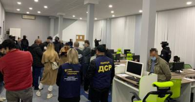 Обманули иностранцев на $75 млн: в Украине разоблачили международную преступную организацию - dsnews.ua - США - Украина - Киев - Харьков