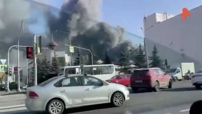 В Петербурге загорелся автосервис - iz.ru - Санкт-Петербург - Израиль