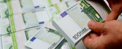Курс евро в России опустился ниже 83 рублей впервые с июля 2020 года - runews24.ru - Россия