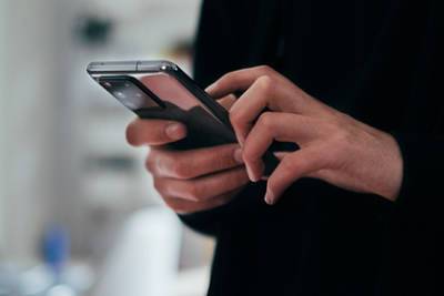 Samsung запретила бросать смартфоны на кровать - lenta.ru - Twitter