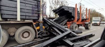 «Пункт назначения 2»: в Красноярске у КамАЗа на ходу выпали деревянные брусья - sib.fm - Красноярск