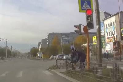 Мужчину, фотографировавшего у женщины под юбкой, задержали в Ачинске - kras.mk.ru - Ачинск - Красноярск