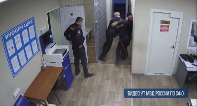 Драка с полицейским в новосибирском аэропорту закончилась уголовным делом для 46-летнего жителя Челябинска - sib.fm - Челябинск - округ Сибирский