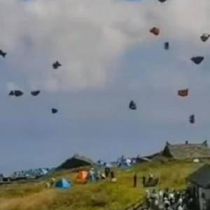 В Китае сильный ветер поднял в воздух 50 торговых палаток - reporter-ua.com - Китай