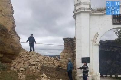 Дагнаследие посетило Гунибскую крепость в связи с недавним обрушением части ее стены - mirmol.ru - район Гунибский