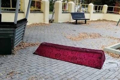 На детской площадке в Туле несколько дней лежит крышка от гроба - tula.mk.ru - Россия - Башкирия - Тула - Ульяновск - Ставрополье