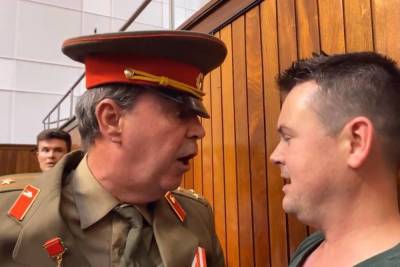 В Британии противник Брексита в форме советского полковника избил чиновника - mk.ru - Англия - Лондон