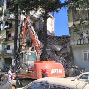 В Батуми упала часть пятиэтажного дома: под завалами могут быть люди. Фотофакт - reporter-ua.com - Грузия