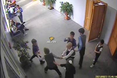 После избиения старшеклассниками ребенка в школе новосибирский СКР завел дело - runews24.ru - Новосибирск