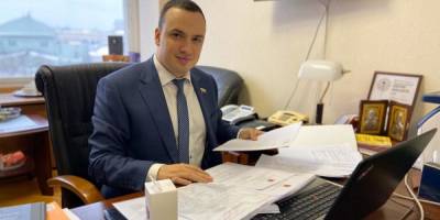 Дмитрий Ионин - СМИ: стрелявший из автомата во дворе экс-депутат Госдумы станет министром экономики Свердловской области - ruposters.ru - Россия - Свердловская обл.