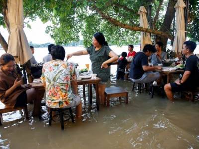Ресторан на воде: наводнение в Таиланде наладило бизнес - unn.com.ua - Украина - Киев - Таиланд