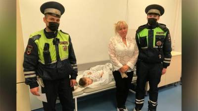 Столичные автоинспекторы помогли спасти жизнь ребенку - vm.ru - Москва
