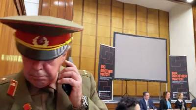 Активист Стив Брэй в советской форме подрался с участником конференции тори - rbnews.uk - Twitter