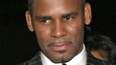Обвиненный в торговле людьми рэпер R.Kelly начал сдавать других звезд - 5-tv.ru - США