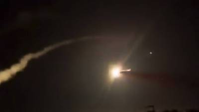 SANA: ПВО Сирии отражает атаку в небе над Хомсом - russian.rt.com - Россия - Сирия - Сана - провинция Идлиб - Хомс